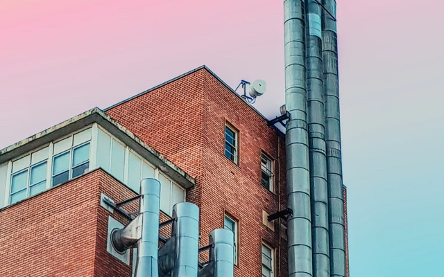 A picture of the top of a building with lots of chimneys